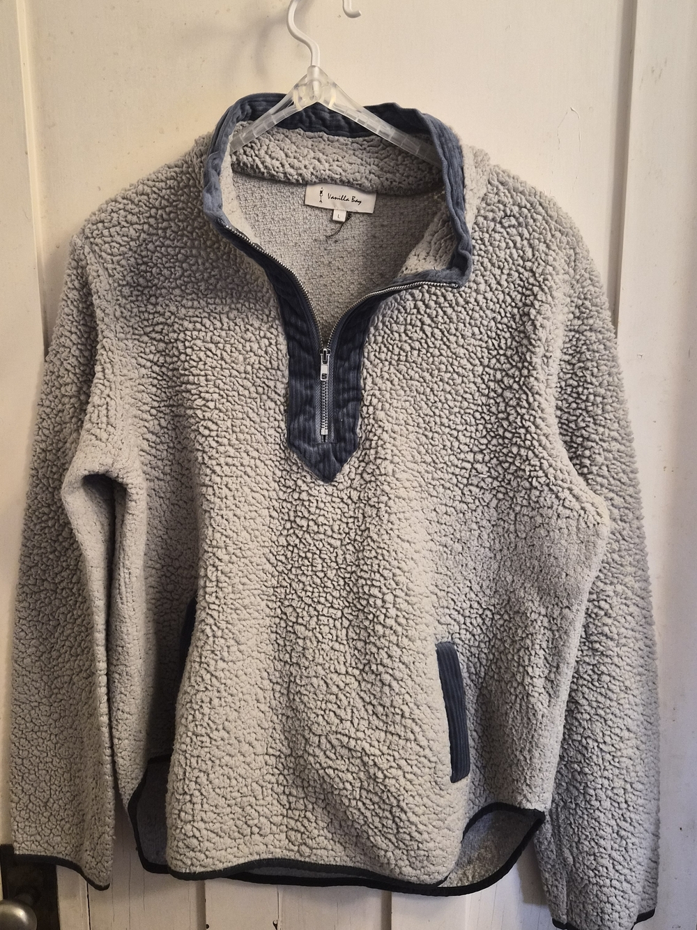EUC Vanilla Bay Light Gray Sherpa Pullover with Blue Trim & Pockets, Sz Large